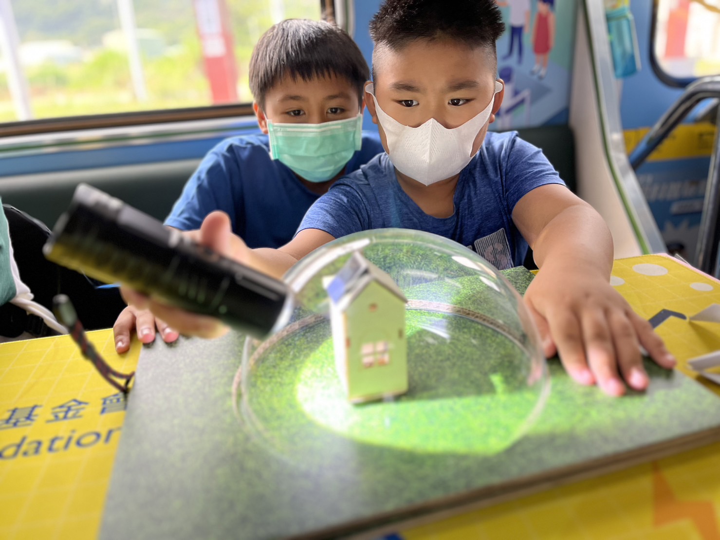ng28南宫相信品牌力量參與基礎科學主題車廂，以STEAM教學精神，設計「逐日科學家」、「太陽能工程師」以及「淨零建築師」三大能源科普課程和實驗
